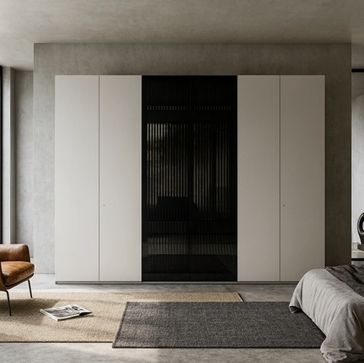 Armadio Loft laccato con ante lucifer centrali in vetro di Voltan