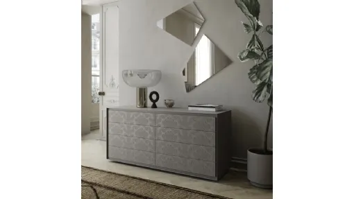 Comò 555 in laccato opaco con incisione di Voltan