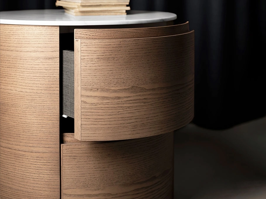 Comodino in legno Orbit con top in marmo di Kristalia