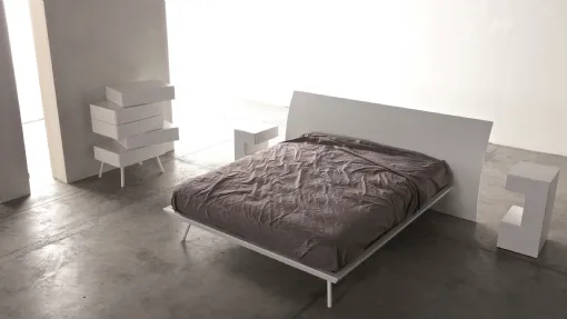 Comodino sagomato Space in laccato bianco opaco di Voltan