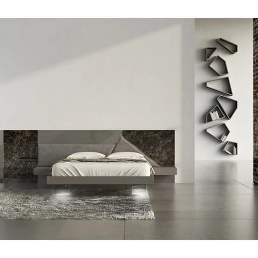 Letto con testiera in laccato opaco, ceramica e bronzo graffiato Alicante di Voltan