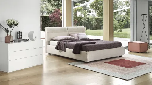 Letto in tessuto con testiera Austin di Calligaris