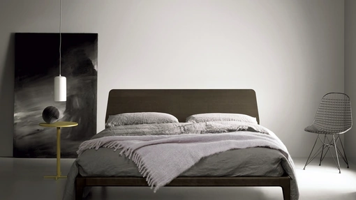 Letto in legno con testiera Bun di Kristalia