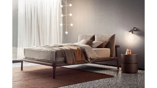 Letto in legno massello con testiera in tessuto imbottito Fushimi di Pianca