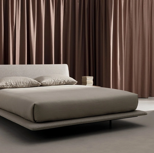 Letto di design Legri in tessuto imbottito di Kristalia