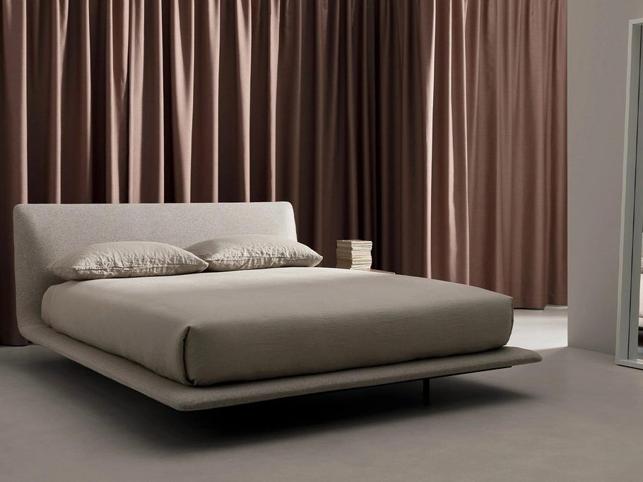 Letto di design Legri in tessuto imbottito di Kristalia