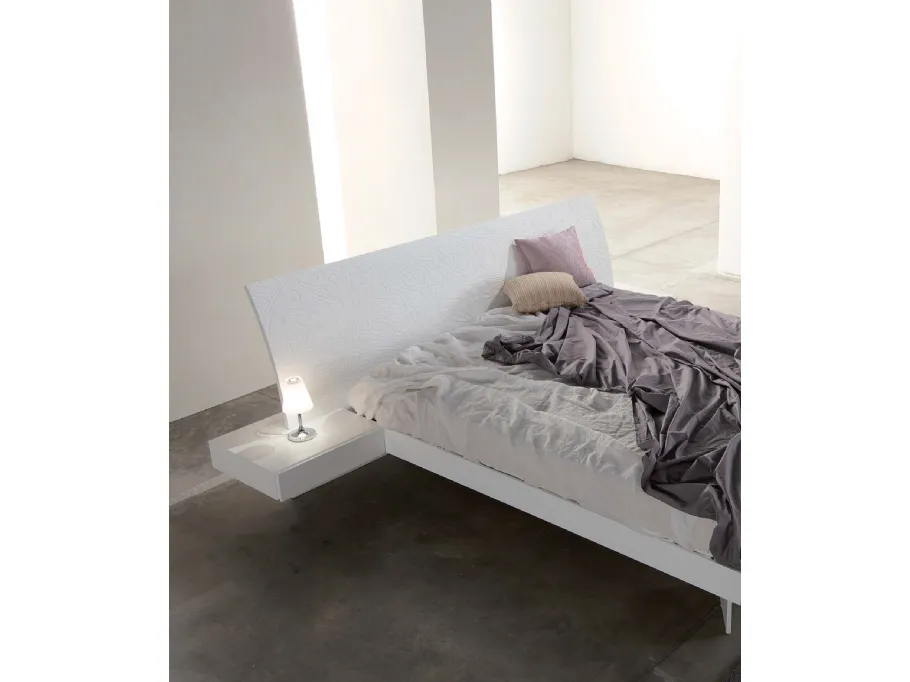 Letto in laccato bianco opaco con incisione floreale My Love 01 di Voltan