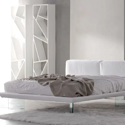 Letto in tessuto sfoderabile e piedi in vetro Oplà di Voltan