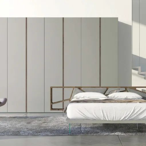 Letto con testiera in abete tinta tabacco con 4 cuscini in econabuk cenere, giroletto laccato opaco grigio e piedi in vetro Space 02 di Voltan