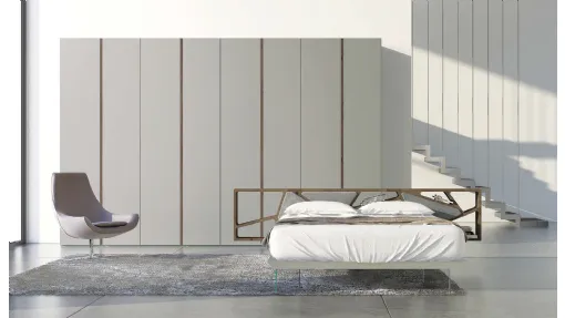 Letto con testiera in abete tinta tabacco con 4 cuscini in econabuk cenere, giroletto laccato opaco grigio e piedi in vetro Space 02 di Voltan