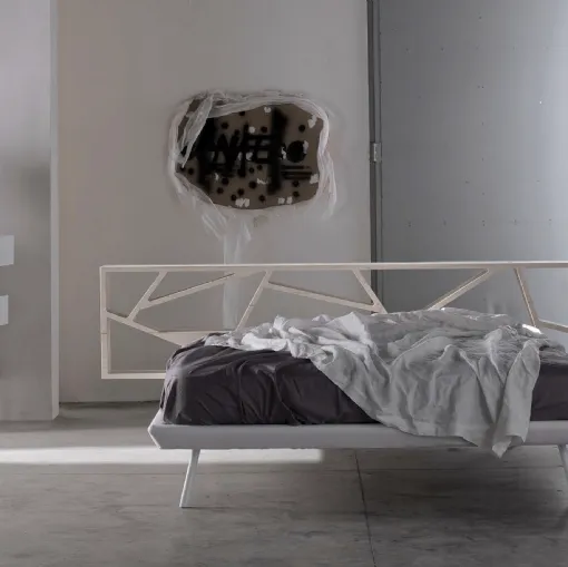 Letto con testiera in abete e giroletto in ecopelle Space 01 di Voltan