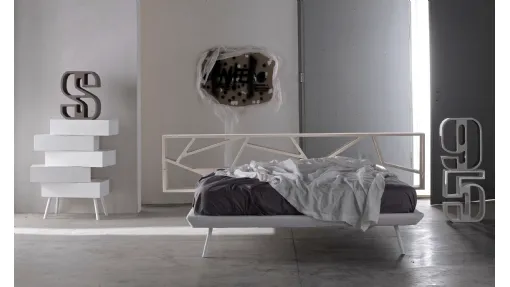 Letto con testiera in abete e giroletto in ecopelle Space 01 di Voltan