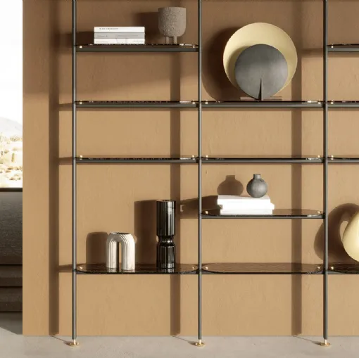 Libreria a muro con ripiani in vetro e struttura in metallo Stem di Nature Design