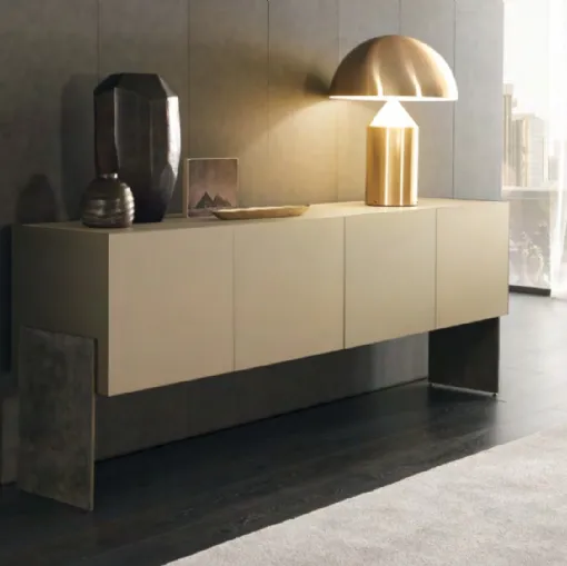 Madia moderna con ante in vetro acidato con apertura a soffietto, struttura in ferro naturale e top in essenza Alpim Misuraemme