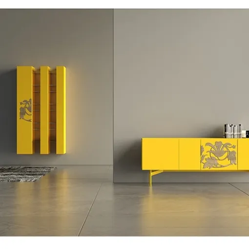 Madia Comp 16 in laccato opaco giallo e bassorilievo in quercia di Voltan