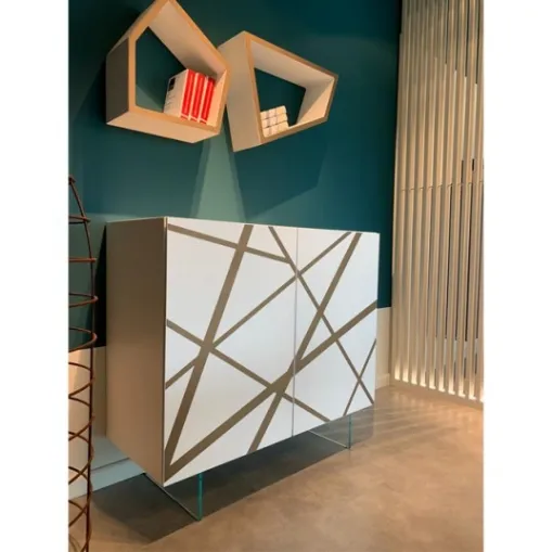 Madia Alta in laccato bianco con inserto in bronzo graffiato e piedini in vetro Comp 24 di Voltan