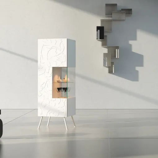 Madia verticale Comp 10 in laccato bianco con bassorilievo e vetrina di Voltan