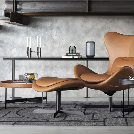 Poltrona in pelle con base in metallo girevole e basculante Relax con pouf Lazy Calligaris
