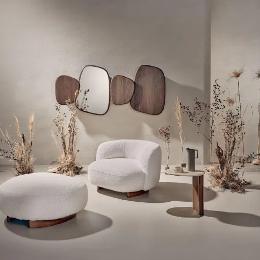 Poltroncina imbottita in tessuto con base in legno Pebble Armchair di Nature Design