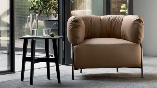 Poltroncina in pelle con piedini in metallo Quadrotta di Calligaris