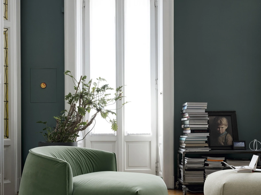 Poltrona imbottita in tessuto dall'aspetto morbido e accogliente Brioni di Kristalia