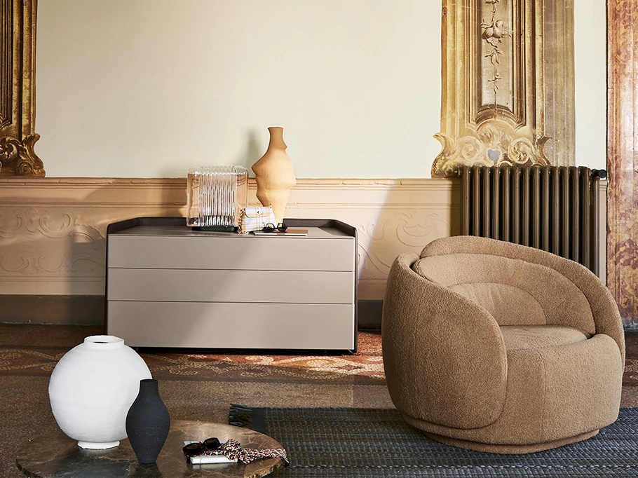 Poltroncina Peonia in tessuto imbottito di Pianca