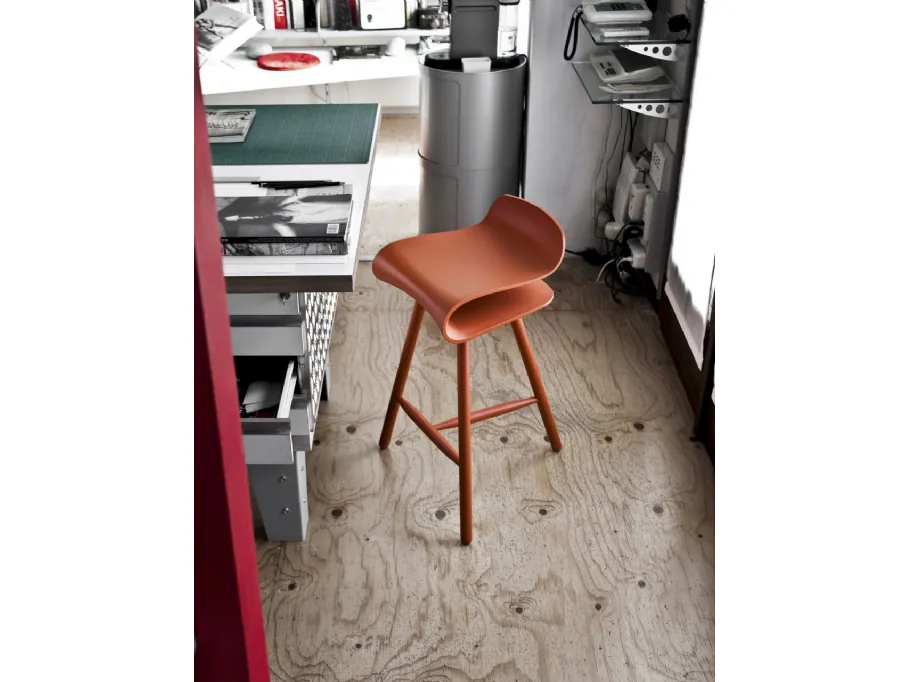 Sgabello dal sedile ergonomico e sinuoso in plastica PBT robusta e flessibile con gambe in metallo per esterno BCN Stool di Kristalia