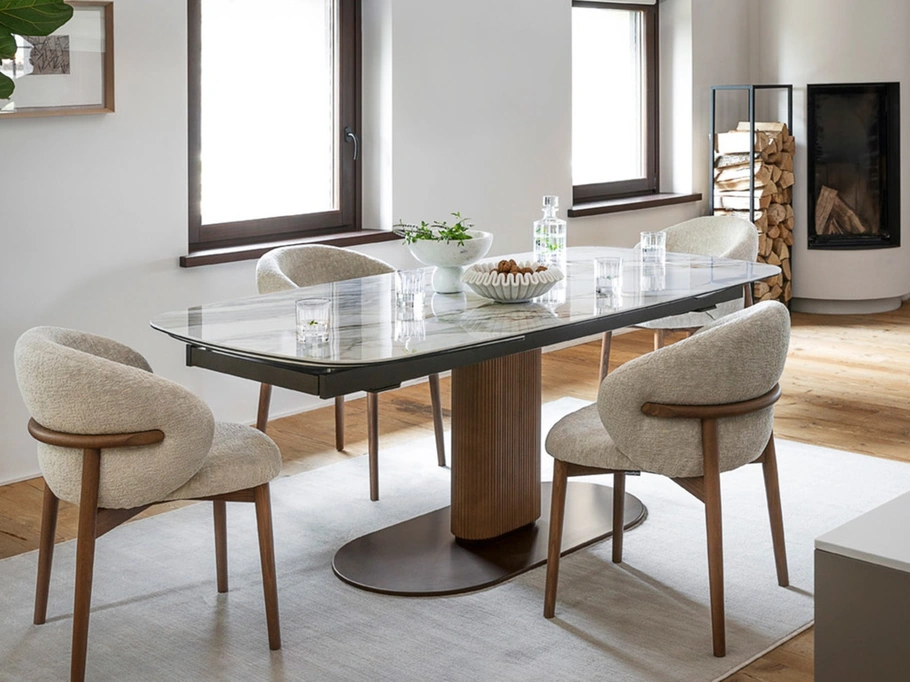 Sedia in tessuto con gambe in legno Oleandro di Calligaris