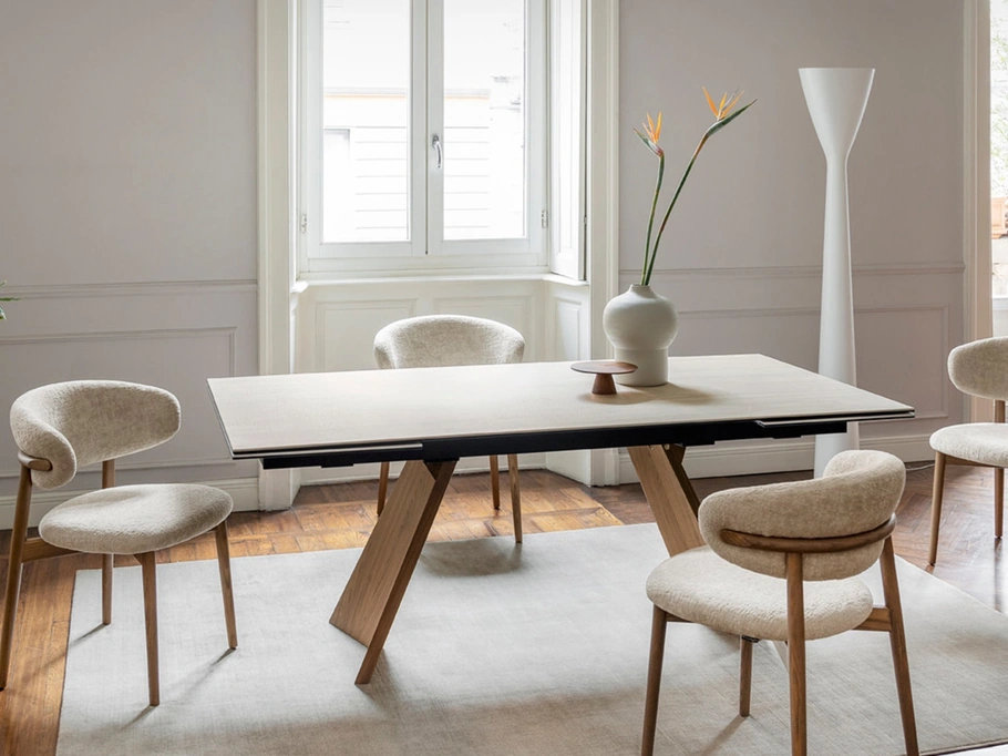 Sedia in tessuto con gambe in legno Oleandro di Calligaris