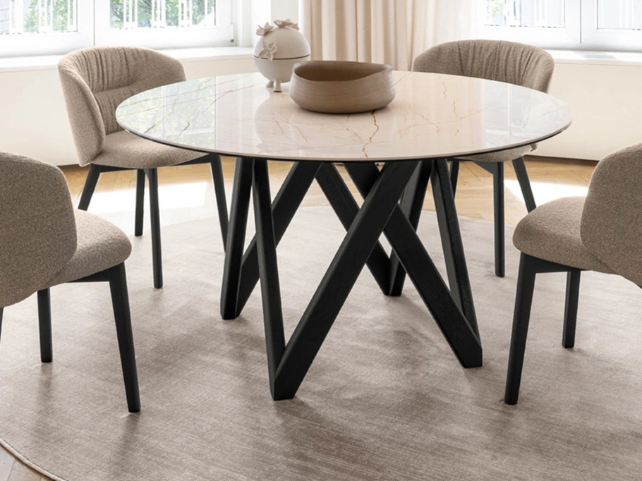 Sedia Sweel in tessuto imbottito con gambe in legno di Calligaris