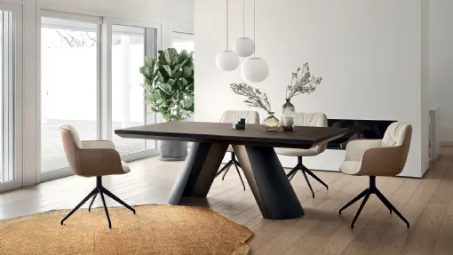 Sedia Cocoon in tessuto e pelle con base girevole di Calligaris