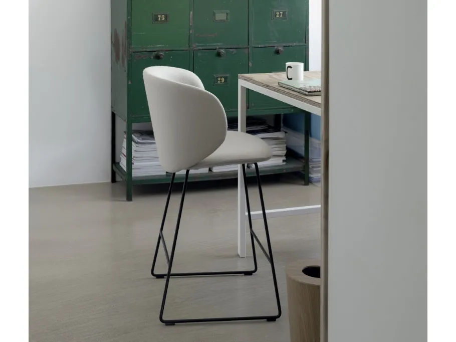 Sgabello Dua Stool in tessuto con struttura in metallo di Kristalia