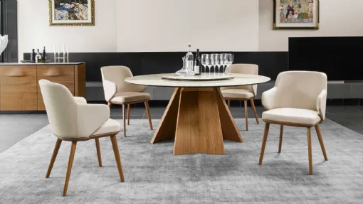 Sedia Foyer 01 con braccioli e struttura in legno massello di Calligaris