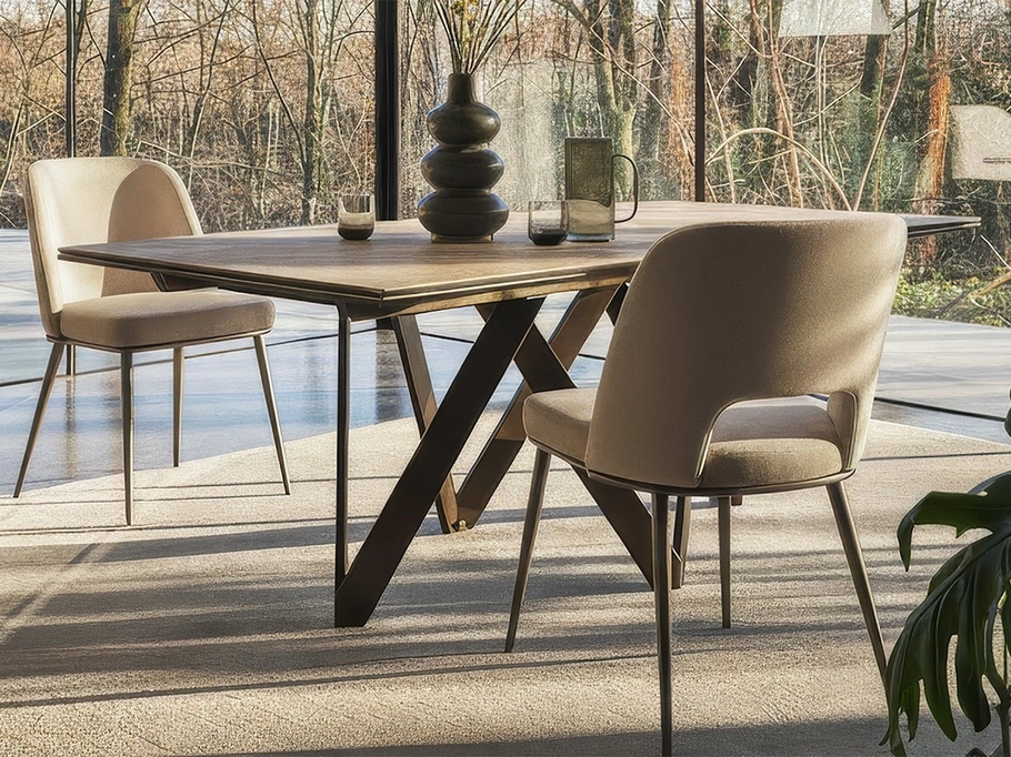 Sedia in tessuto Foyer con gambe in metallo di Calligaris