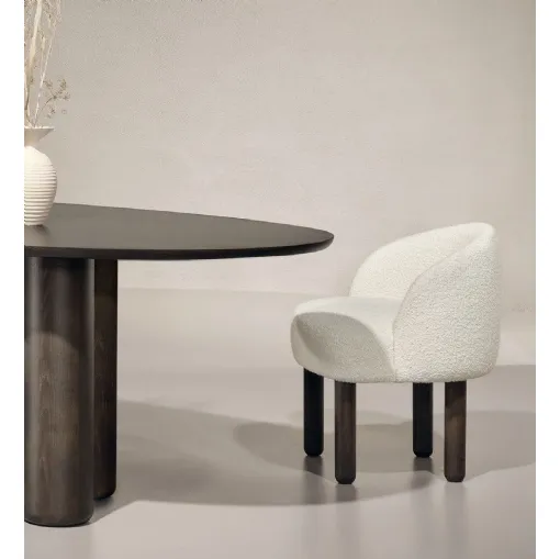 Sedia in tessuto con gambe in legno Pebble di Nature Design