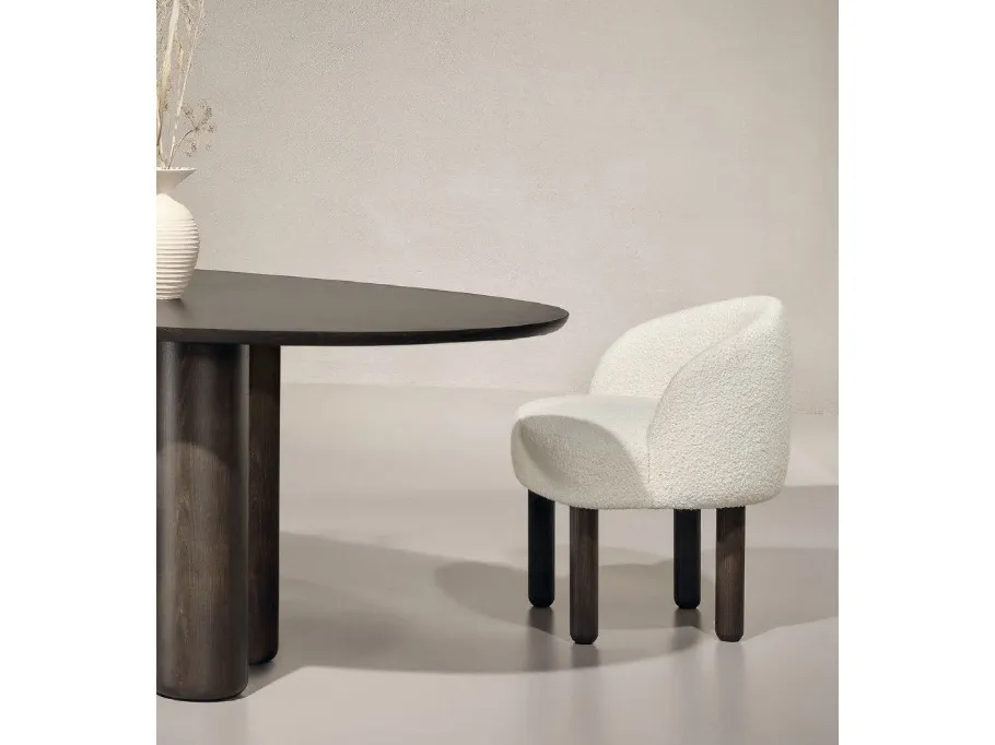 Sedia in tessuto con gambe in legno Pebble di Nature Design