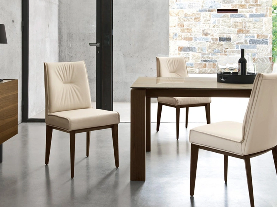 Sedia imbottita in pelle Romy di Calligaris