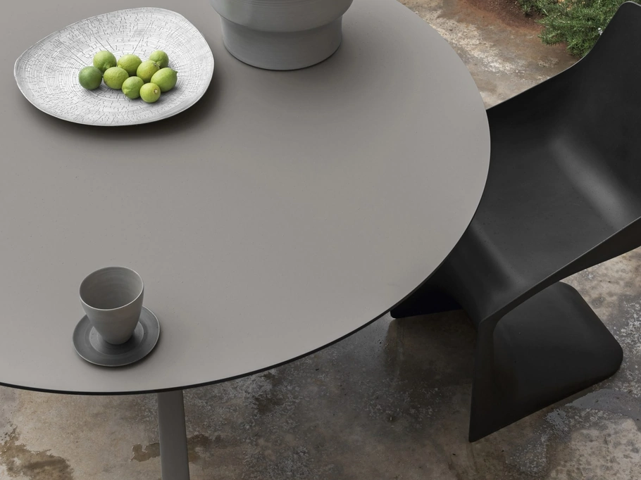 Tavolo rotondo Oops di Kristalia