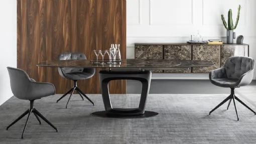 Tavolo ellittico allungabile con piano in ceramica e basamento in poliuretano con piastra in metallo Orbital di Calligaris