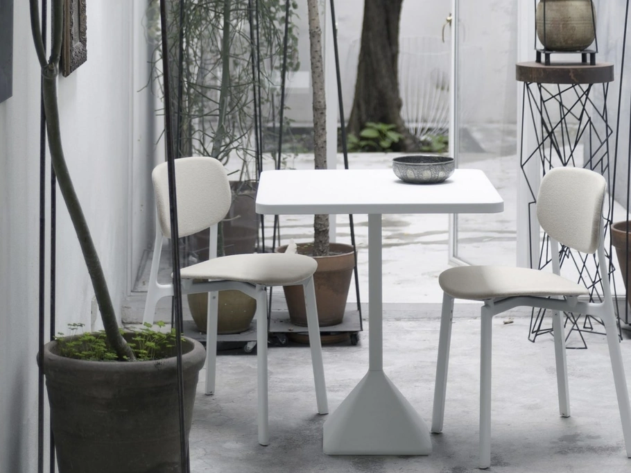 Tavolo quadrato TNP con base in ghisa di Kristalia