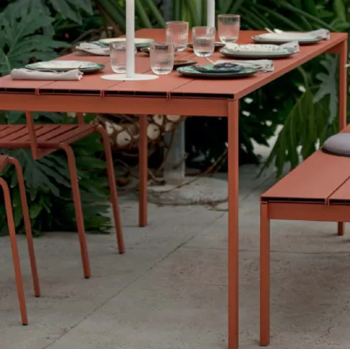 Tavolo allungabile Thin K realizzato totalmente in metallo, con particolari esterni delle gambe e piano in alluminio di Kristalia