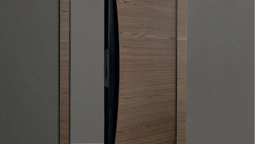 Porta per interni di design in legno noce canaletto con serratura magnetica Blow di Albed