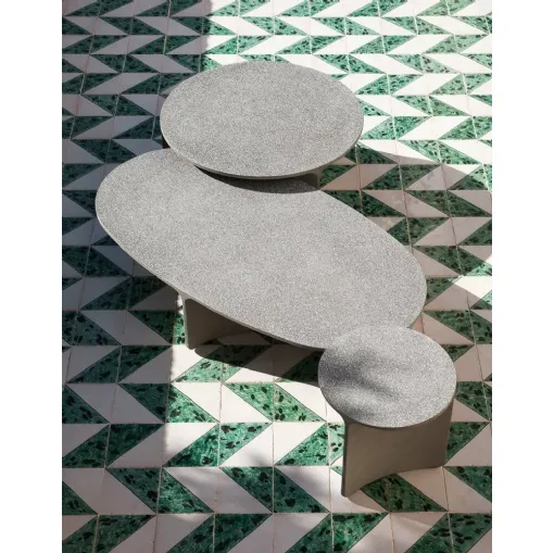 Tavolino di design dalle linee sinuose in cemento con top in graniglia a vista Aspic di Roda