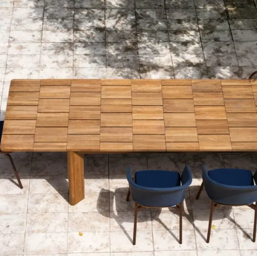 Tavolo allungabile Brick con top realizzato in pregiato teak composto da vari tasselli che seguono un ritmato gioco di incastri geometricamente perfetti di Roda