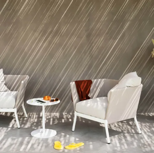 Poltroncina Calla con struttura in alluminio e rivestimento tessile di Roda