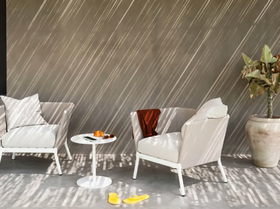 Poltroncina Calla con struttura in alluminio e rivestimento tessile di Roda