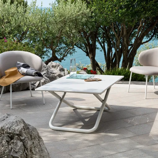 Tavolo regolabile in altezza Easy con top in lamiera di metallo e struttura in tubo metallico di Connubia Outdoor