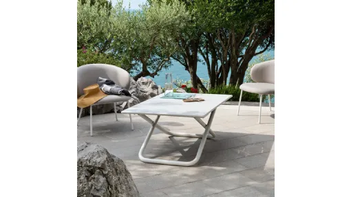 Tavolo regolabile in altezza Easy con top in lamiera di metallo e struttura in tubo metallico di Connubia Outdoor