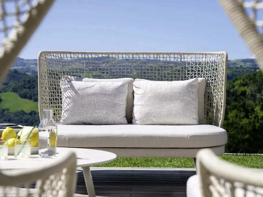 Divano Daybed in fibra intrecciata, metallo e tessuto Emma di Varaschin