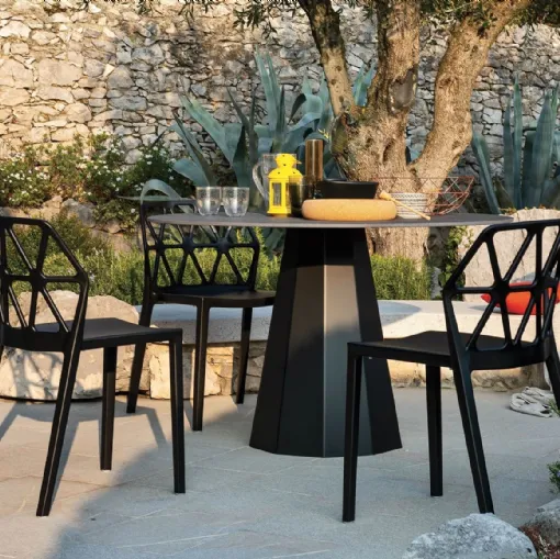 Tavolo Dix con top in ceramica effetto pietra con base in lamiera sfaccettata di Connubia Outdoor